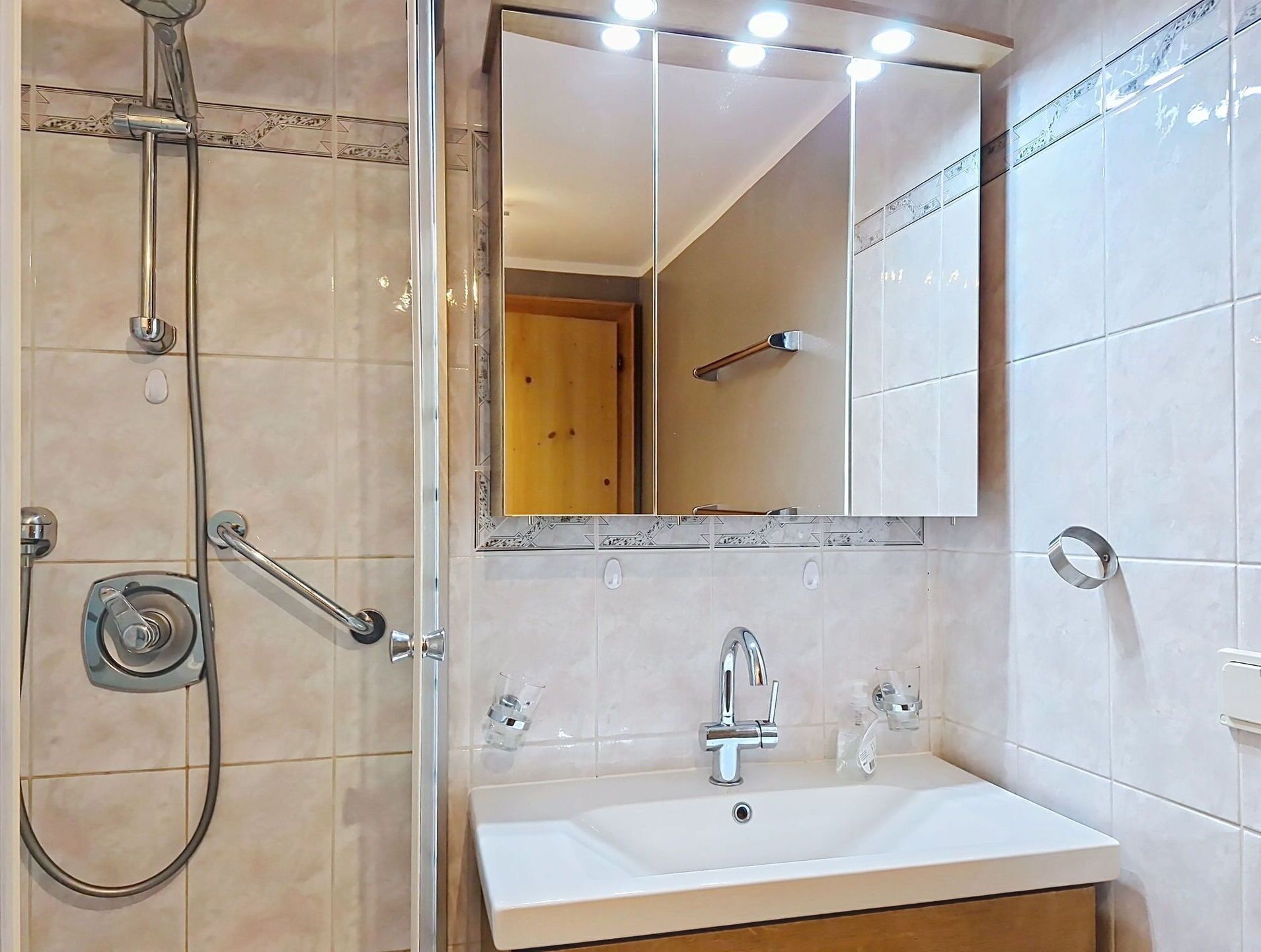Bathroom, Plumbing Fixture, Wall, Interior Design, Flooring, Bathroom Sink, Sink, Mirror, Tap, Floor
