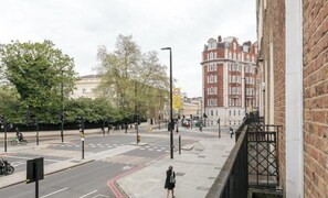 Unclassified image, 2 of 21, button - Overlooking Regents Park - light filled studio, 1 min to Baker St tube. (London)