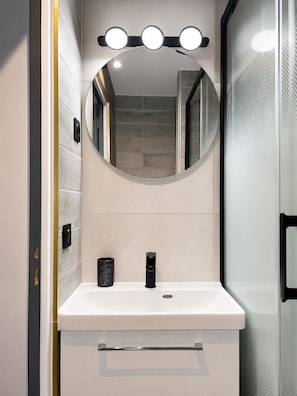 Bathroom - Vrbo Property (Pantin)