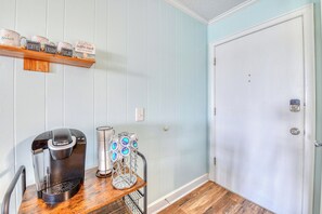 Eine Küchenzeile mit einer Kaffeemaschine, einem Keurig-System und einem Kaffeetassenhalter.