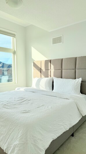 Room - Sleeps 14 | The Snow Valley Escape, Barrie | Entire House (Springwater)