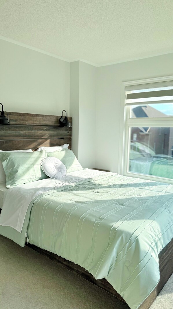 Room - Sleeps 14 | The Snow Valley Escape, Barrie | Entire House (Springwater)