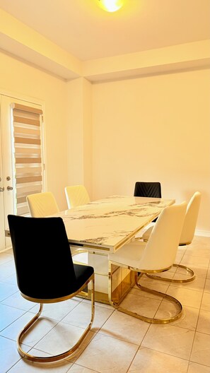 Dining - Sleeps 14 | The Snow Valley Escape, Barrie | Entire House (Springwater)