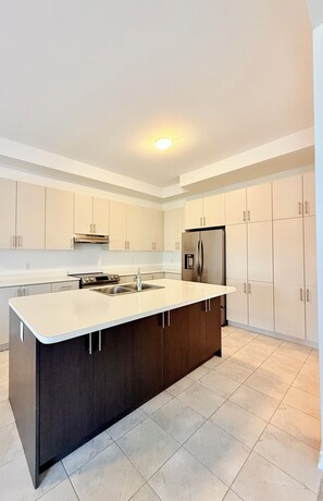 Private kitchen - Sleeps 14 | The Snow Valley Escape, Barrie | Entire House (Springwater)