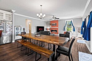 Eine moderne Küche mit einem Holzespeisetisch, Bänken und einem Kühlschrank mit Magneten.