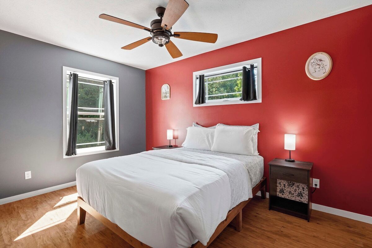 Travel crib, WiFi, bed sheets