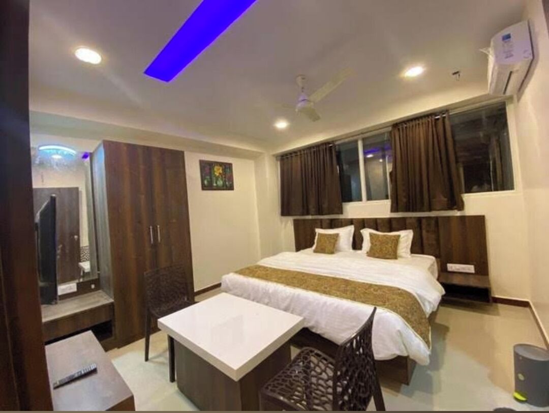 Family Double Room | Desk, laptop workspace, free WiFi