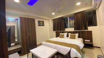 Family Double Room | Desk, laptop workspace, free WiFi