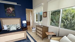 Escritorio, tabla de planchar con plancha, wifi y ropa de cama 