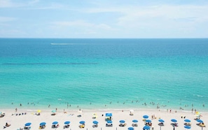 Ein Strand mit klarem türkisblauem Wasser und einem sandigen Ufer.