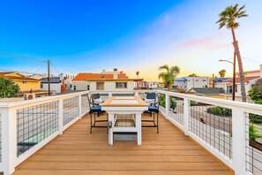 Outdoor dining - Perfect 4 Families, Walk To Beach, Roof-Top Patio! (Oxnard)