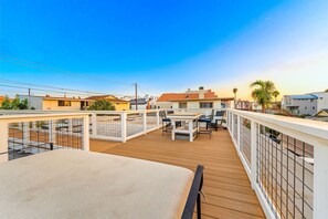 Outdoor dining - Perfect 4 Families, Walk To Beach, Roof-Top Patio! (Oxnard)