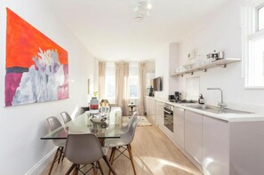 Unclassified image, 4 of 22, button - Renovated large victorian terrace with garden. (London)