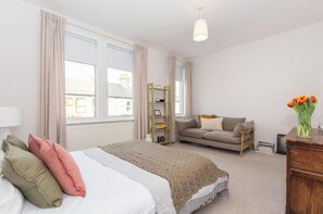 Unclassified image, 2 of 22, button - Renovated large victorian terrace with garden. (London)