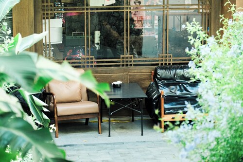 The Nomad Yard - Lijiang Old Town - Social Hostel for Travelers, Hikers & New Friends - EAT & DRINK