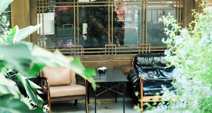 The Nomad Yard - Lijiang Old Town - Social Hostel for Travelers, Hikers & New Friends - EAT & DRINK