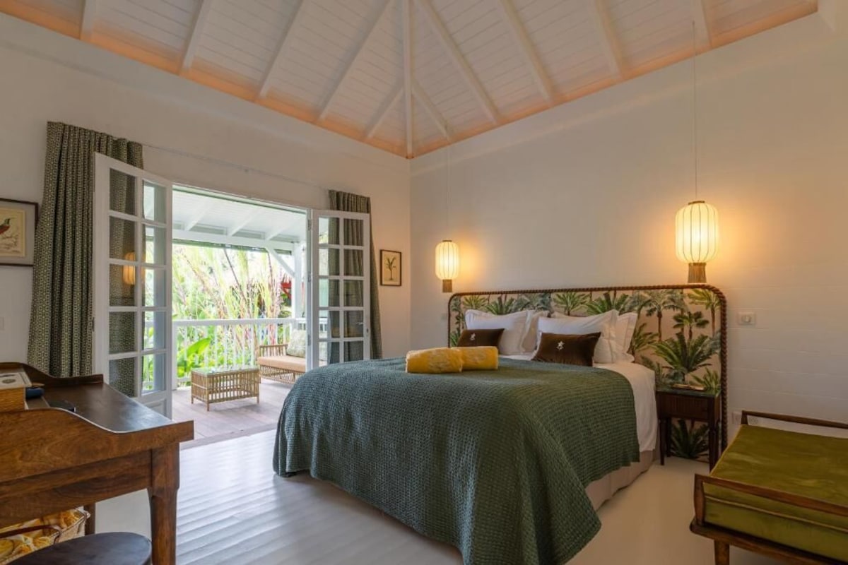 Kamar Double Mewah, pemandangan kolam renang | Brankas, tirai kedap cahaya, kedap suara, dan setrika/meja setrika