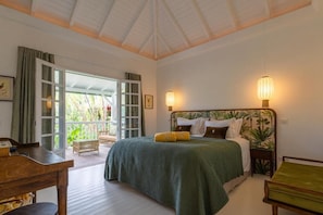 Kamar Double Mewah, pemandangan kolam renang | Brankas, tirai kedap cahaya, kedap suara, dan setrika/meja setrika