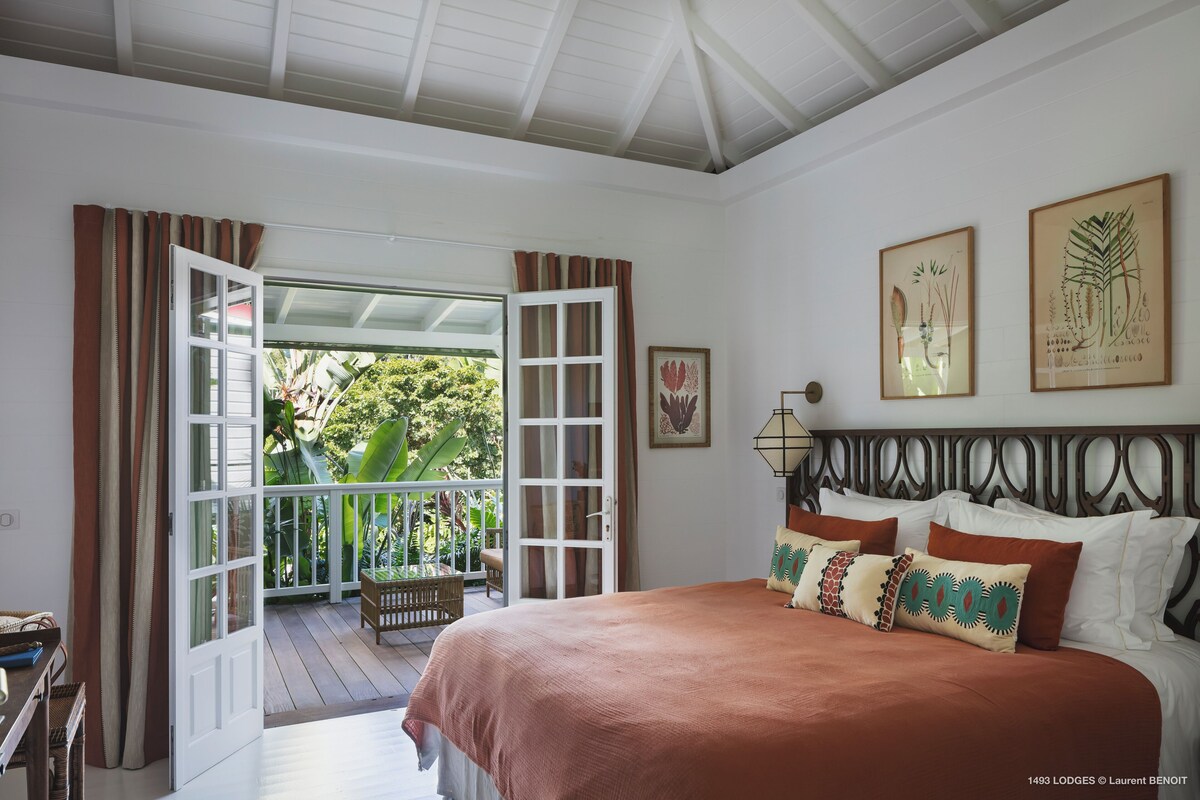Lodge Pinta | In-room safe, blackout drapes, soundproofing, iron/ironing board