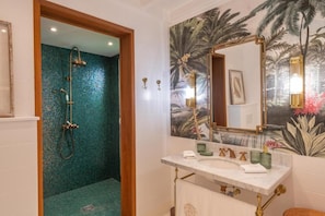 Kamar Double Mewah, pemandangan kolam renang | Kamar mandi