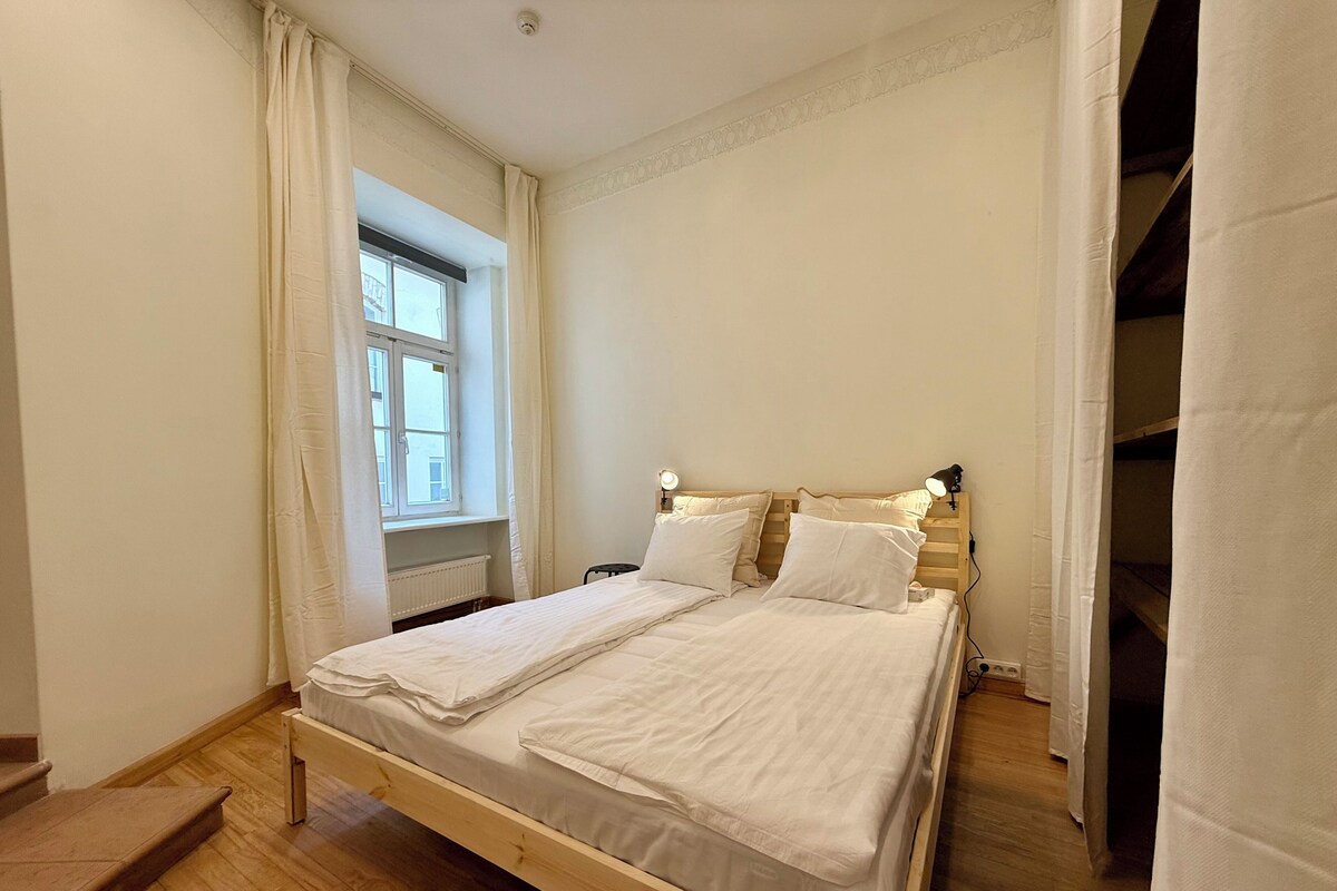 Apartamento empresarial, vista para o pátio | Ferros/tábuas de passar roupa, Wi-Fi de cortesia