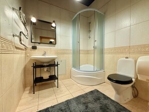 Apartamento empresarial, vista para o pátio | Banheiro | Secador de cabelo, toalhas de banho, sabonete, shampoo