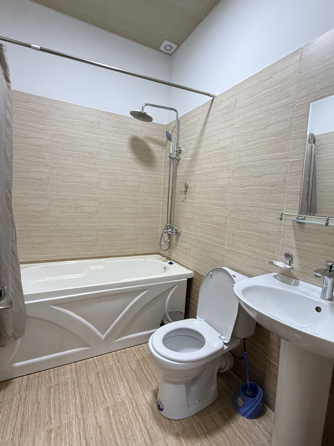 Douche, articles de toilette gratuits, sèche-cheveux