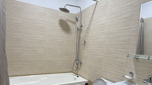 A bathroom with a bathtub, toilet, and sink. - Aral Hotel (Nukus)