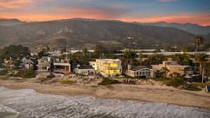 A coastal residential area with beachfront properties, including houses with balconies and a view of the ocean. - Padaro by the Sea - Exclusive Beachfront Estate (Carpinteria)