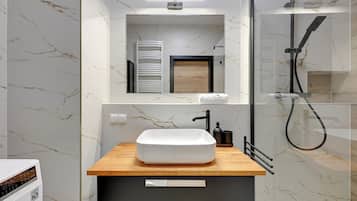 Deluxe Apartment, Balcony, Courtyard View | Bathroom
