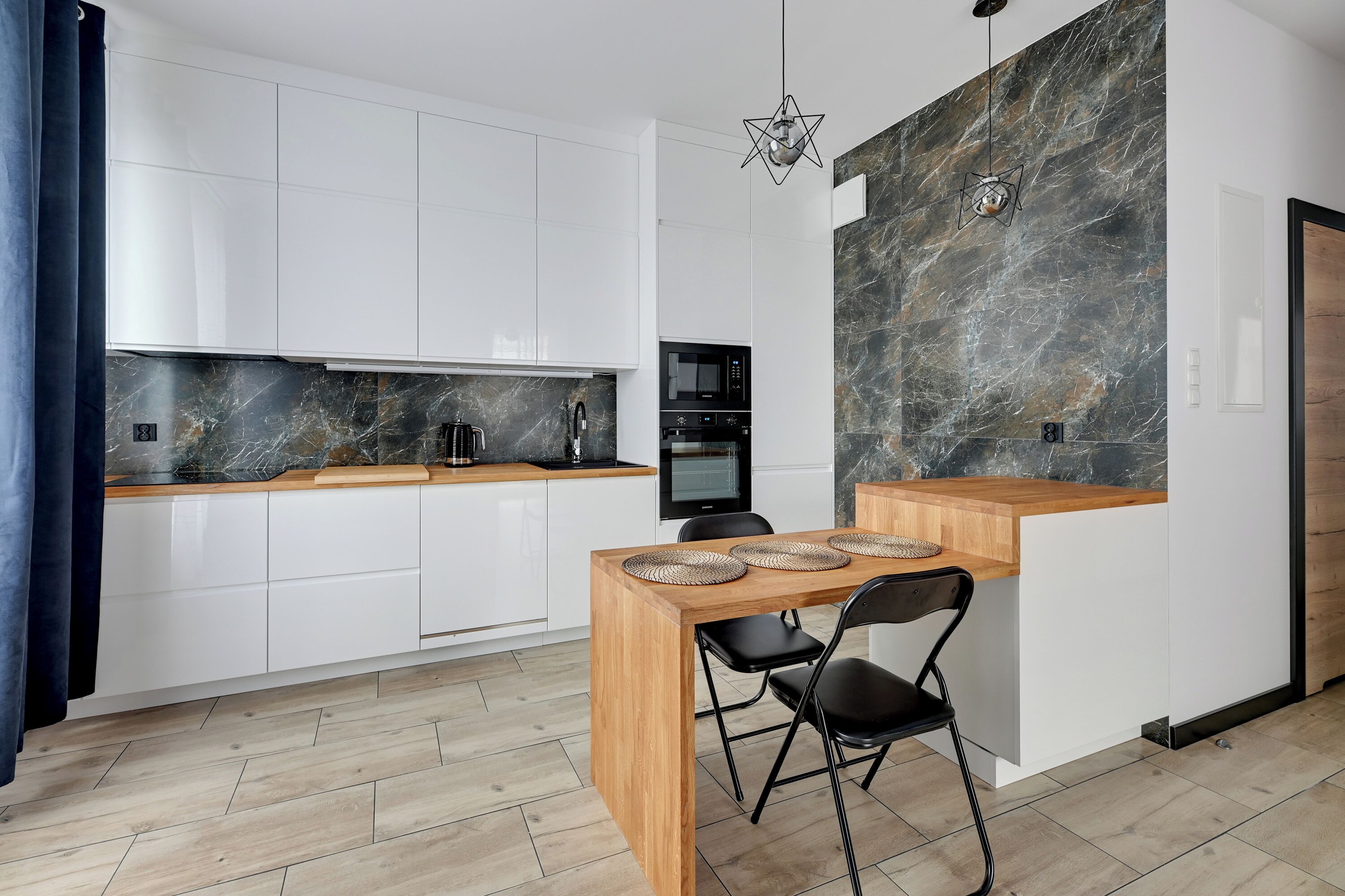 Appartement Deluxe, balcon, vue sur la cour intérieure | Cuisinette privée | Cafetière-théière, bouilloire électrique, grille-pain, chaise haute