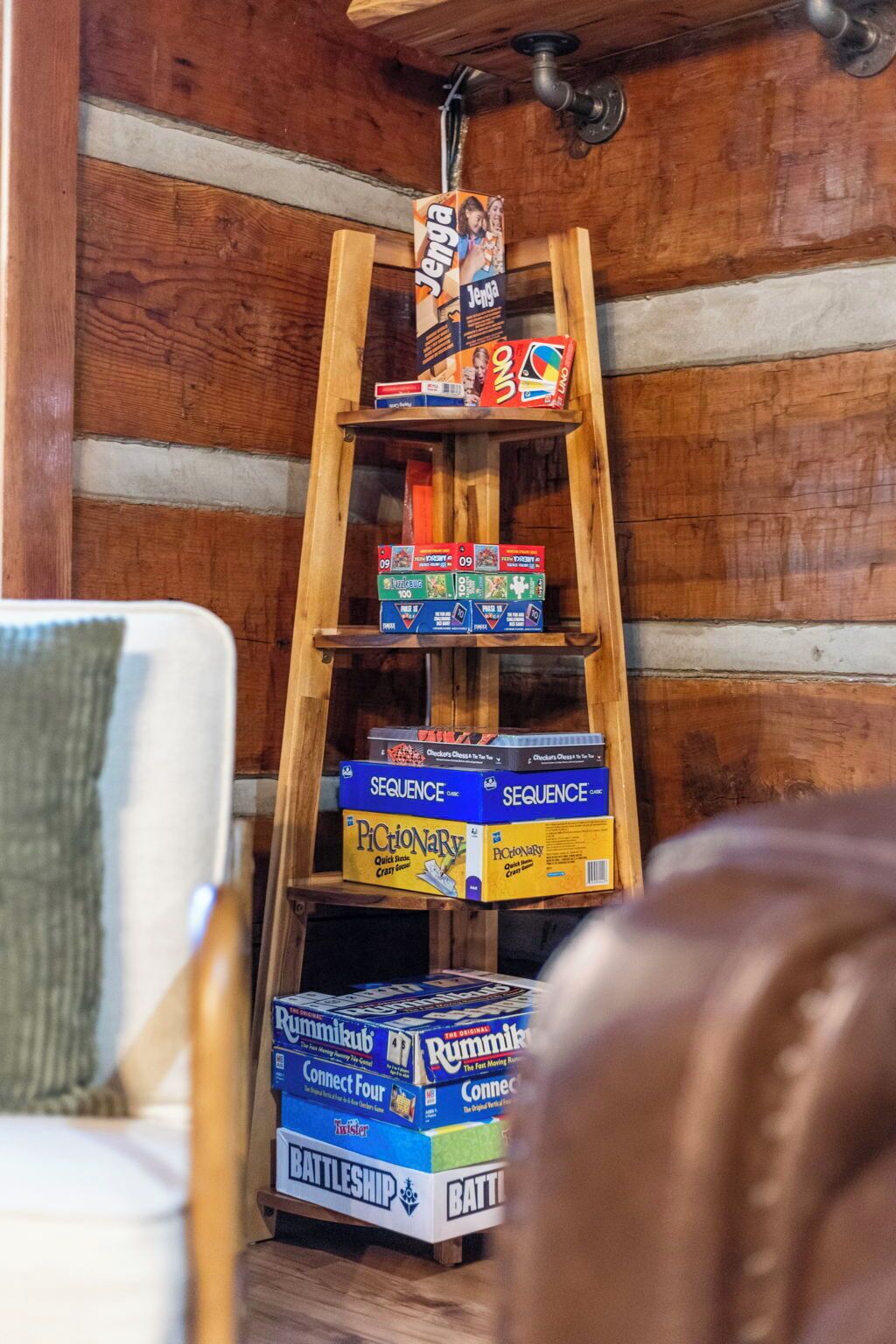 Un estante de madera con varios juegos de mesa y rompecabezas.