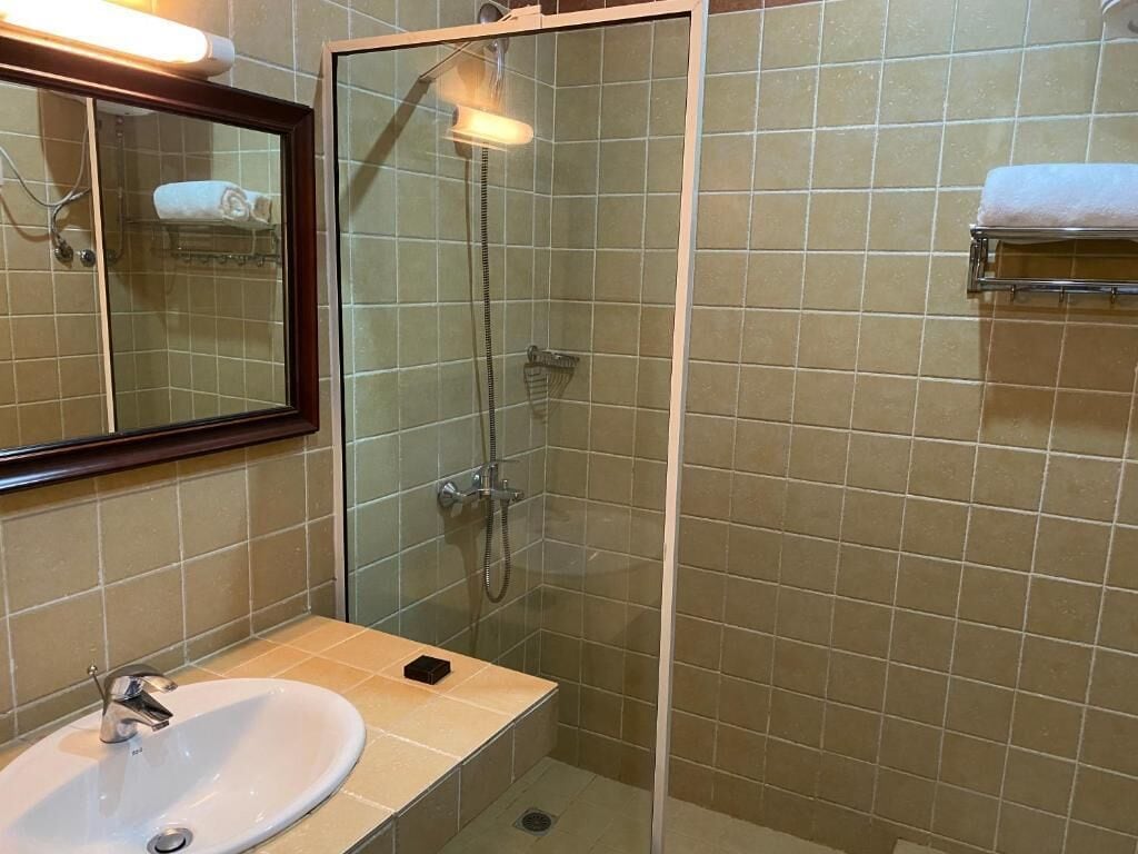 Ensemble douche/baignoire, articles de toilette gratuits, sèche-cheveux