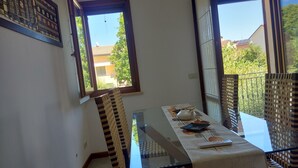 A balcony with a table, chairs, and a view of the outside. - A quiet apartment in the heart of Romagna (Santarcangelo di Romagna)