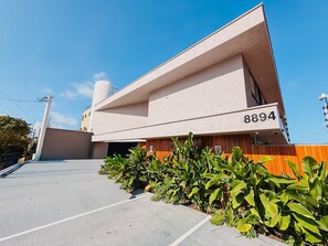 Un edificio moderno con techo plano y el número 8894 en la fachada.