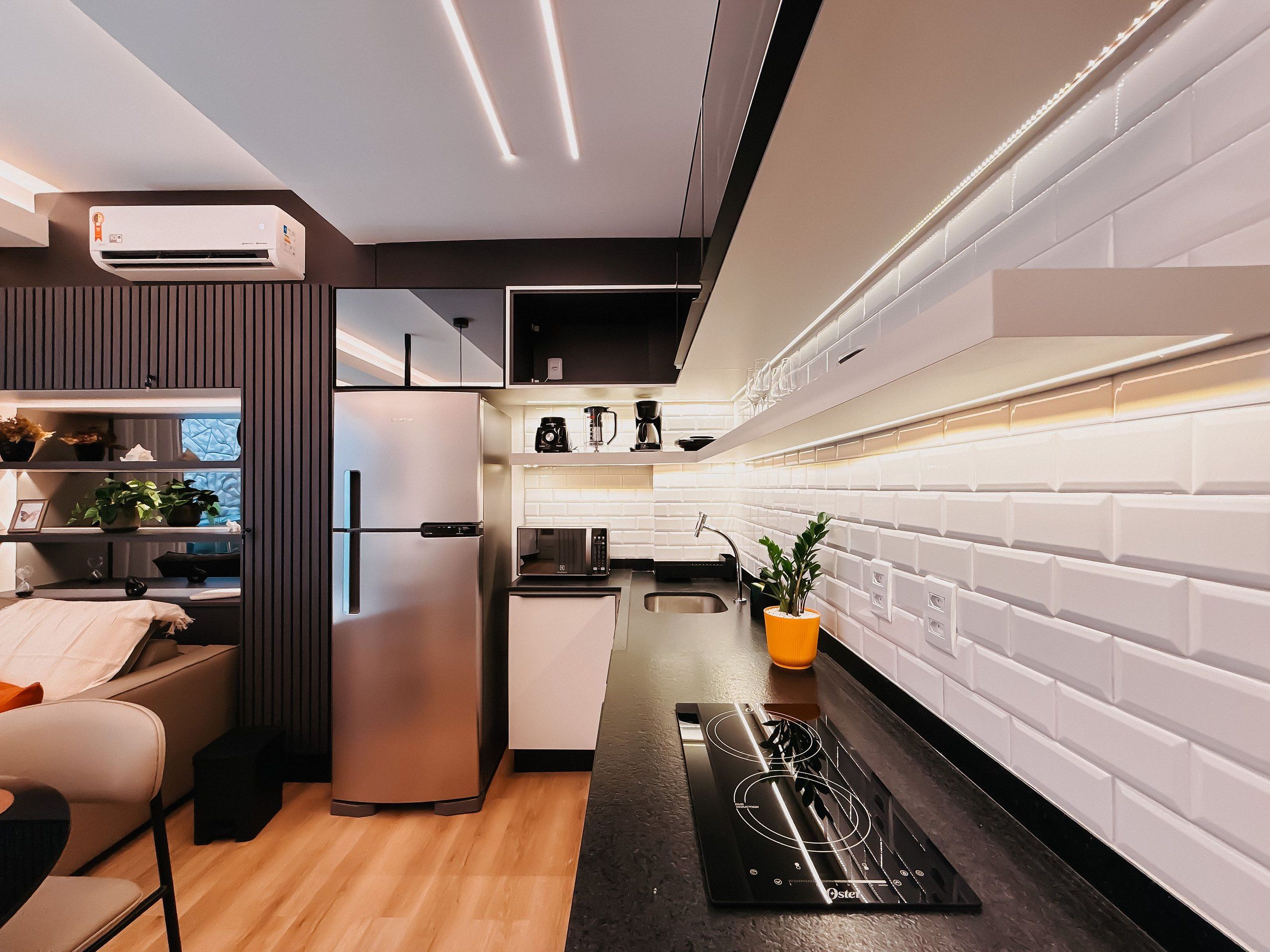 Une cuisine moderne équipée d’un réfrigérateur encastré, d’un four à micro-ondes et d’une cuisinière.