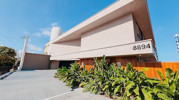 Un edificio moderno con techo plano y el número 8894 en la fachada.
