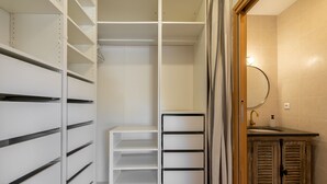 Un armario de vestidor con repisas abiertas y un gabinete de madera.