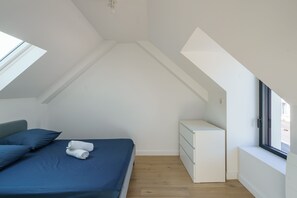 A bedroom with a bed, a dresser, and a window. - Ty Ker Briec - À 15 min de Quimper (Briec)