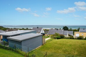 Ein Wohngebiet mit Häusern und Meerblick.