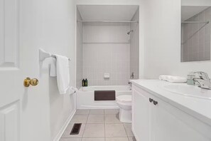 Bathroom - Elegant 4BR home • Family Friendly • Richmond Hill (Richmond Hill)