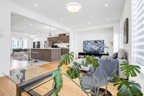 Living area - Elegant 4BR home • Family Friendly • Richmond Hill (Richmond Hill)