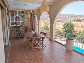 Outdoor dining - Vrbo Property (Aourir)