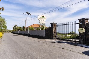 A gated entrance with a sign for FeudosQuerce Eventi, a winery and biological farm. - Villa Etna Pool & Seaview by Wonderful Italy (Belpasso)