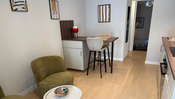 Um espaço compacto com cozinha compacta, área de jantar e sala de estar.