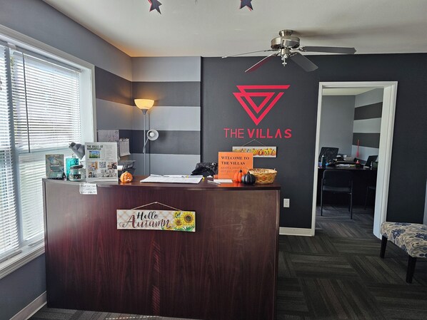Lobby - Spacious 4-bedroom apartment in charming Marshfield with AC and gym (Marshfield)