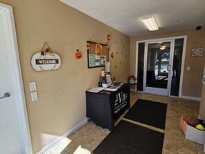 Lobby - Spacious 4-bedroom apartment in charming Marshfield with AC and gym (Marshfield)