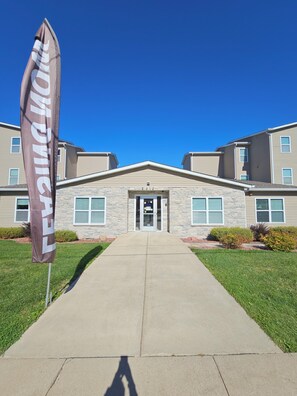 Exterior - Spacious 4-bedroom apartment in charming Marshfield with AC and gym (Marshfield)