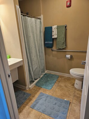 Bathroom - Spacious 4-bedroom apartment in charming Marshfield with AC and gym (Marshfield)
