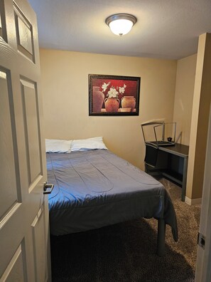 Room - Spacious 4-bedroom apartment in charming Marshfield with AC and gym (Marshfield)